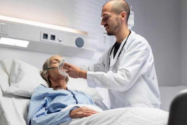 doctor-putting-oxygen-mask-medium-shot_23-2148973494 doctor-putting-oxygen-mask-medium-shot_23-2148973494